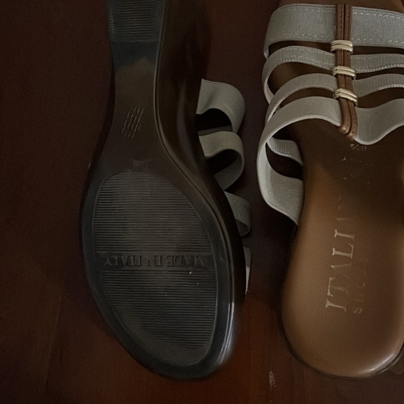 Italian sandals with elastic stripe. - Picture 3 of 3